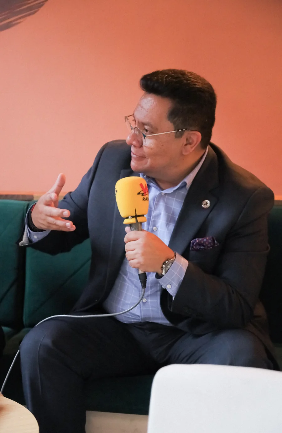Javier Rubiano en una entrevista de radio con micrófono