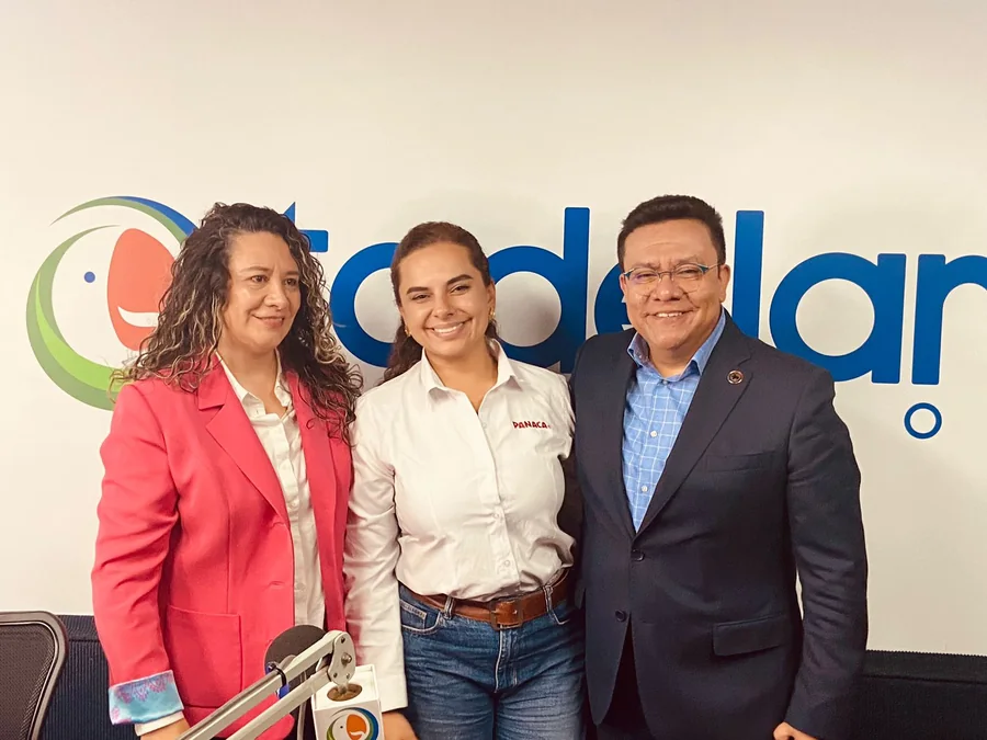 Javier Rubiano con dos periodistas en los estudios de Todelar
