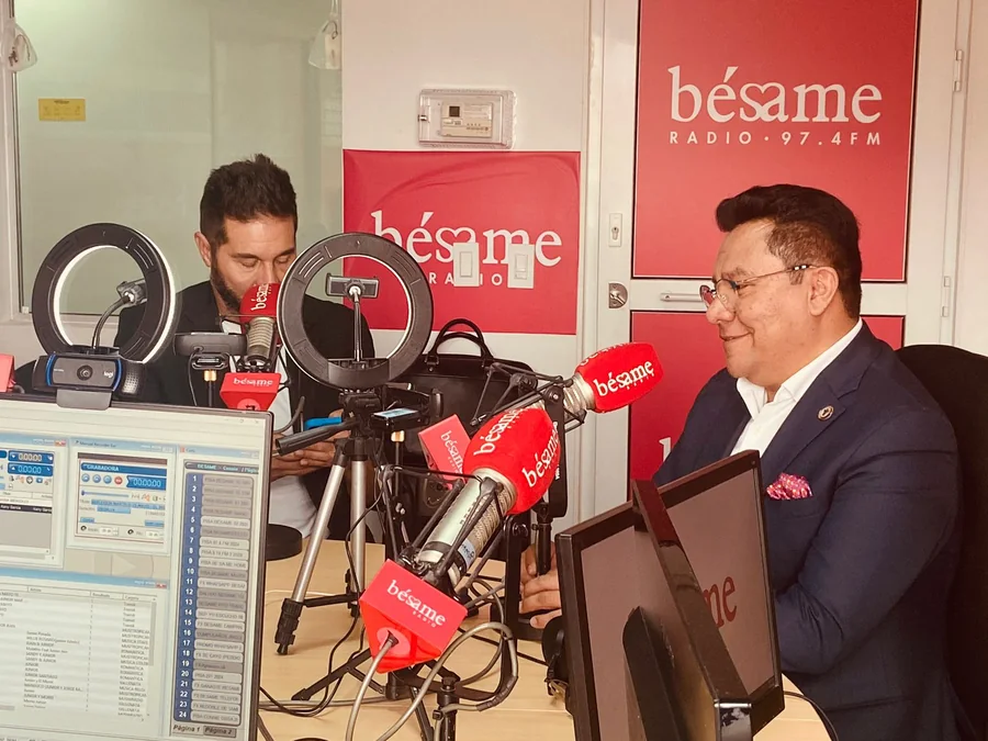 Javier Rubiano entrevistado en el estudio de Bésame Radio