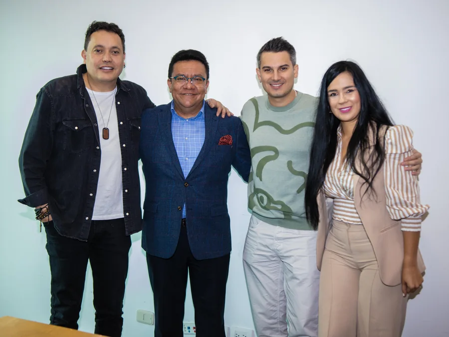 Javier Rubiano con un equipo de televisión