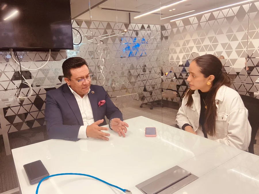 Javier Rubiano en una entrevista de mesa