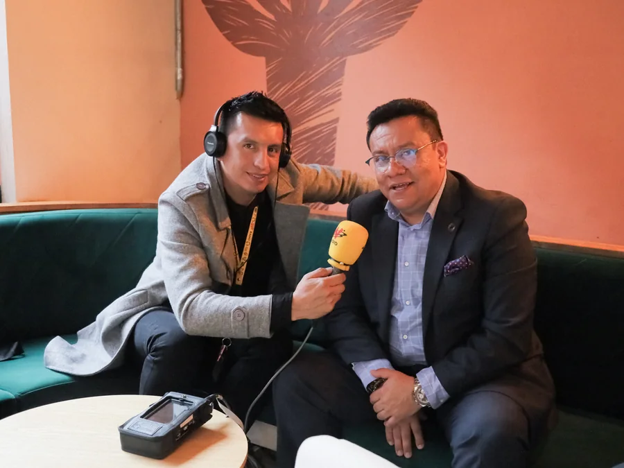 Javier Rubiano entrevistado por un periodista de radio