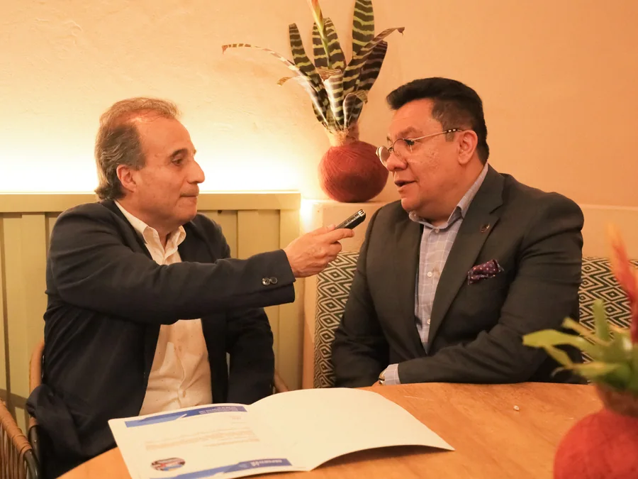 Javier Rubiano en una entrevista con micrófono sobre la mesa