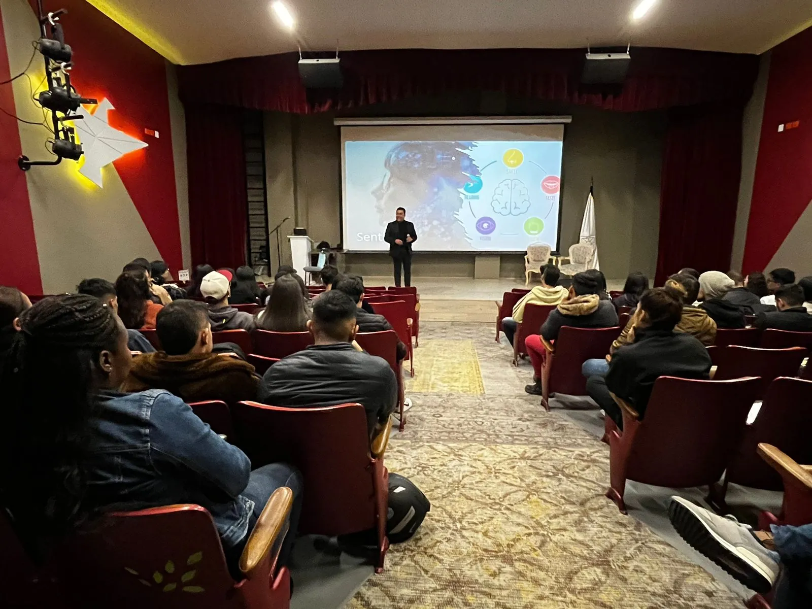 Javier Rubiano ante un auditorio universitario lleno