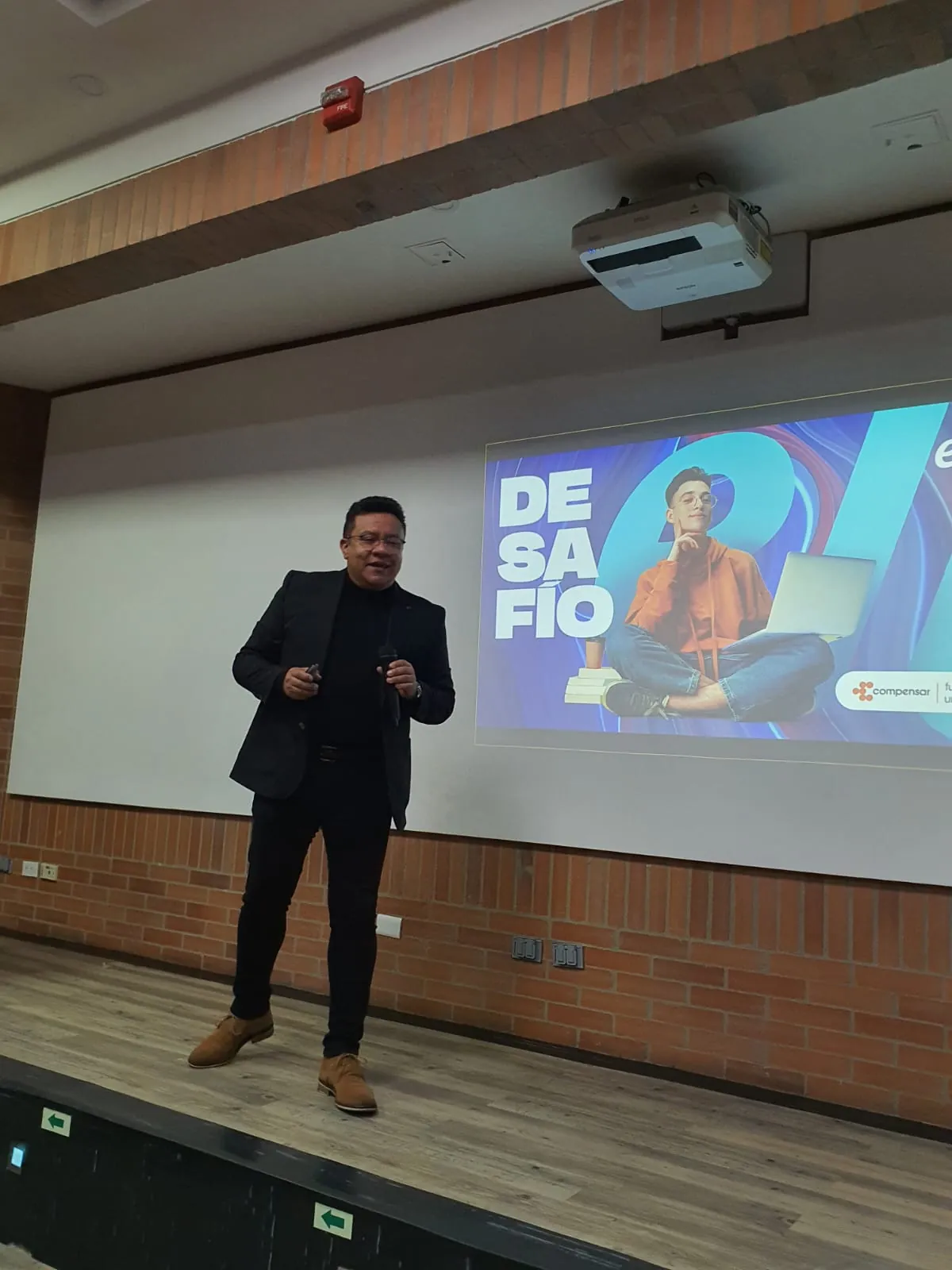 Javier Rubiano en el escenario de un evento empresarial