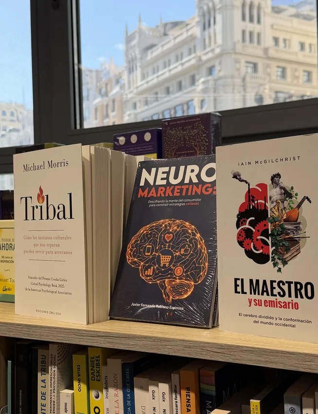 El libro Neuromarketing de Javier Rubiano en una librería de Madrid, con el Palacio de Cibeles al fondo