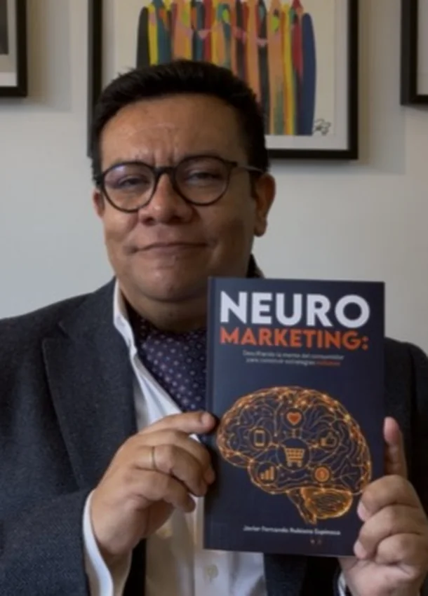 Javier Rubiano sosteniendo su libro Neuromarketing