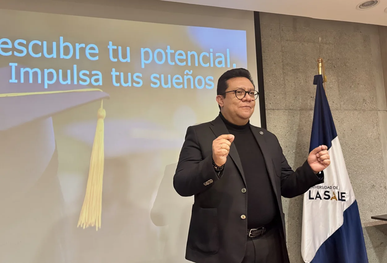 Javier Rubiano dictando clase en la Universidad de La Salle