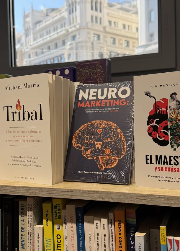 El libro Neuromarketing de Javier Rubiano en el estante de una librería de Madrid