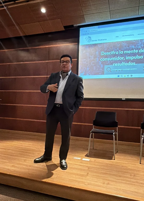Javier Rubiano en una charla sobre cómo descifrar la mente del consumidor