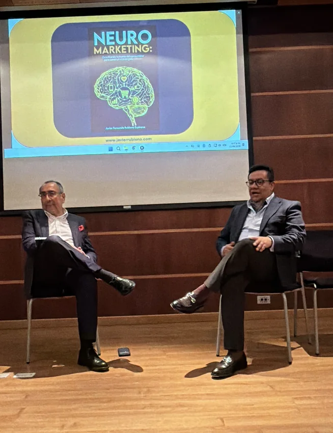 Javier Rubiano conversando sobre su libro Neuromarketing en un panel