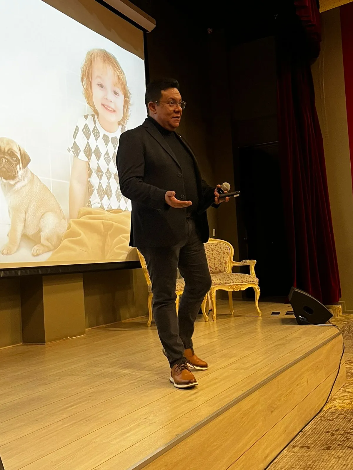 Javier Rubiano en el escenario durante una conferencia de neuromarketing
