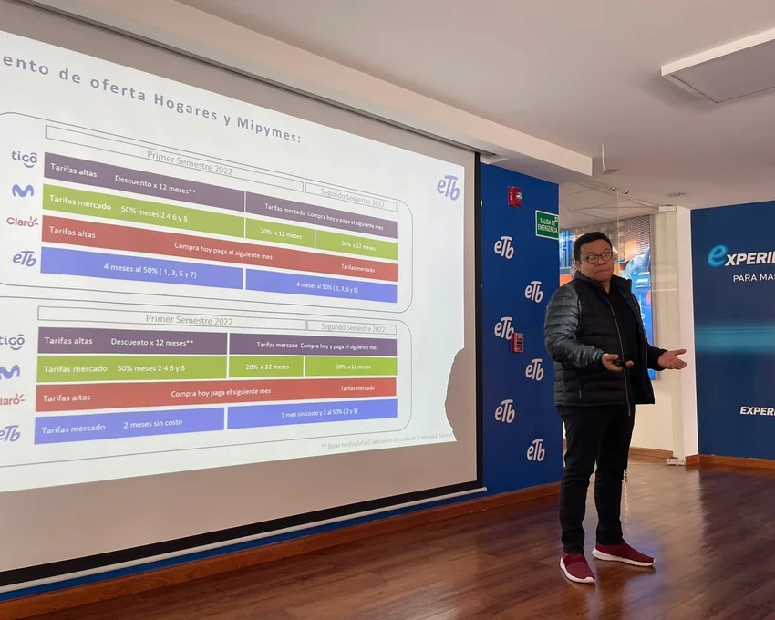 Javier Rubiano presentando en un escenario de ETB