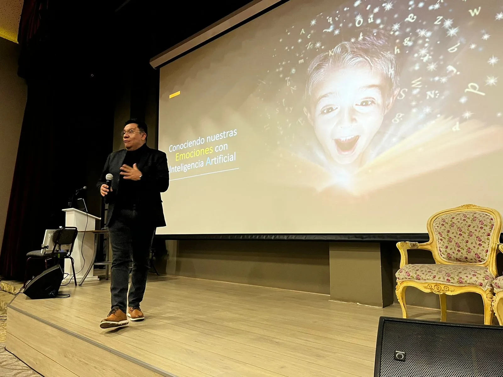Javier Rubiano explicando cómo decide el consumidor ante una sala a oscuras
