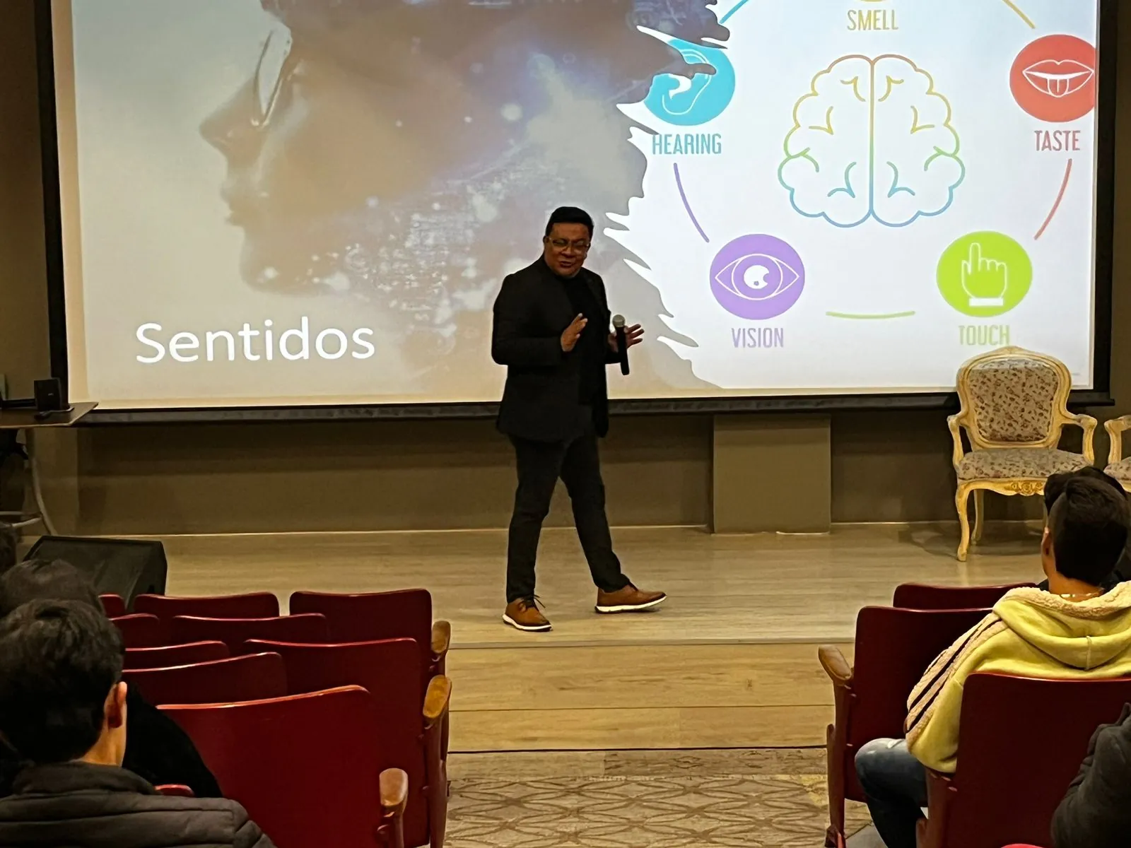Javier Rubiano exponiendo los sentidos en una charla de neuromarketing