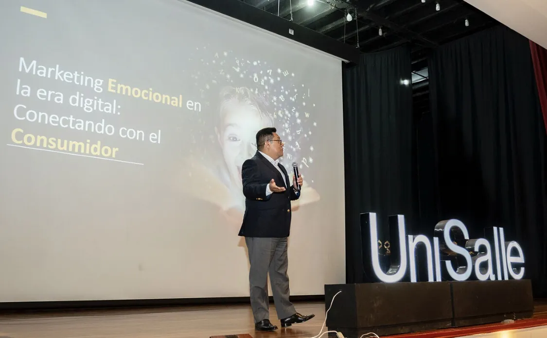 Javier Rubiano en una charla sobre marketing emocional en la era digital